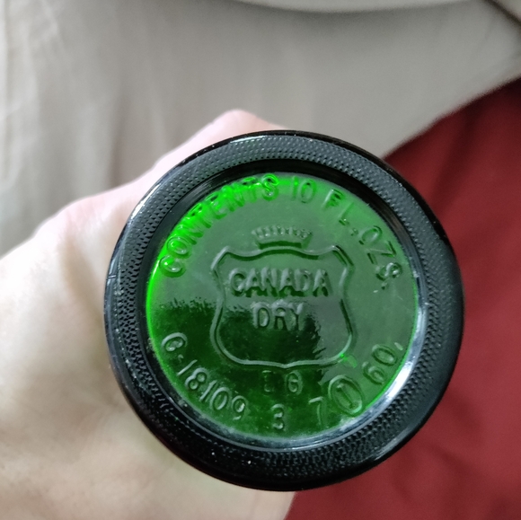 VINTAGE 10OZ CANADA DRY GREEN GLASS SODA BOTTLE - Picture 2 of 4